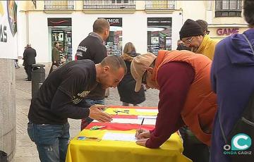 noticias cadiz firma policias plaza palillero.jpg