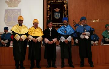 noticias cadiz Nuevos doctores Honoris Causa de la UCA foto de grupo con padrinos y rector.jpg
