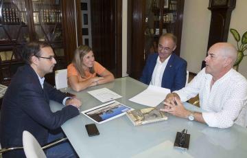 noticias cadiz Irene Garcia y Victor Mora con Puerta de America.JPG