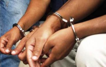 detenidos-con-esposas-dos-personas_0.jpg