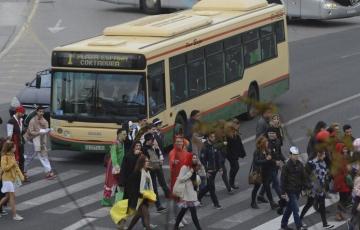 Numerosas-personas-Carnaval-autobuses-discrecionales_1214288826_80197062_1535x1024.jpg