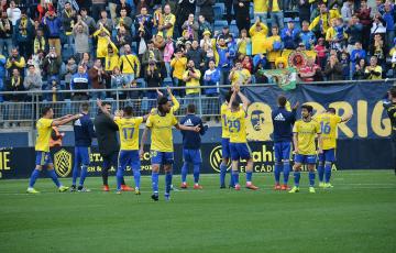 noticias cadiz jugadores saludando.jpg