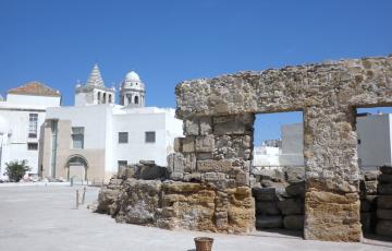 noticias cadiz Teatro_Romano_con_Catedral_de_fondo_en_Cádiz.jpg