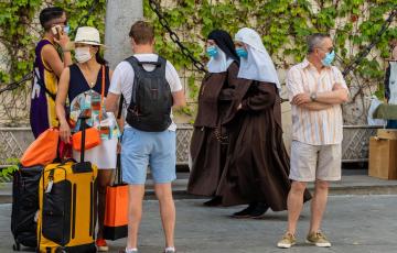 personas con mascarilla calle.jpg