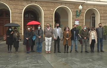 Minuto de silencio a las puertas del Ayuntamiento en recuerdo de las víctimas de la violencia contra las mujeres