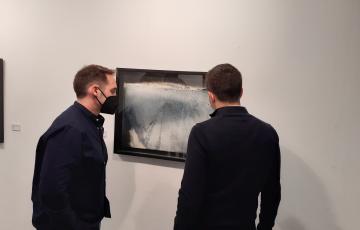 El autor de la exposición y el diputado de cultura ante uno de los cuadros 