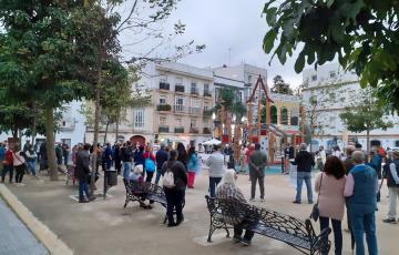 Colectivos y vecinos concentrados en la plaza de La reina en contra de los alojamientos turísticos