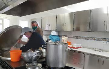 El delegado de Políticas Sociales visita el comedor de María Arteaga