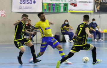 El capitán Iván Jiménez en una acción del encuentro disputado en La Mirandilla (Foto: Cádiz CF Virgili)