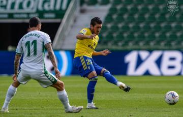 El cadista Espino en una acción del partido en Elche (Foto CCF)