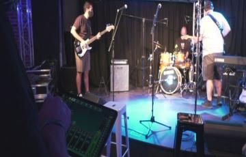 Grupo de música ensaya en la Báscula 