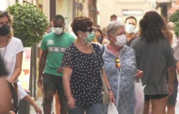 Gente paseando por la calle Columela, en Cádiz.