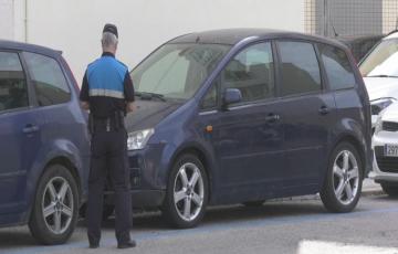 Trabajador de EMASA vigila la zona azul 