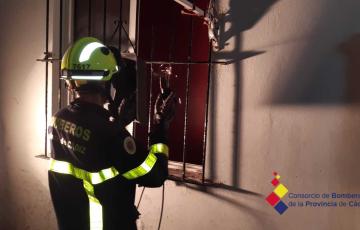 Un agente durante la intervención en el inmueble 