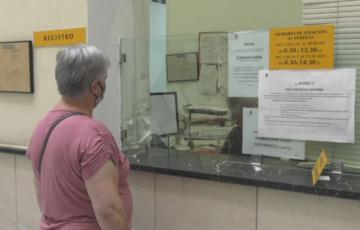 Una vecina en las ventanilla de atención a la ciudadanía  del Ayuntamiento 