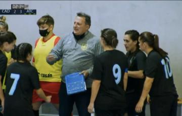 Kiko Oliva da instrucciones a sus jugadoras