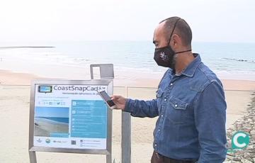 El profesor Benavente, uno de los promotores del Coast Snap en Cádiz, junto al punto CSC de Santa María del Mar 