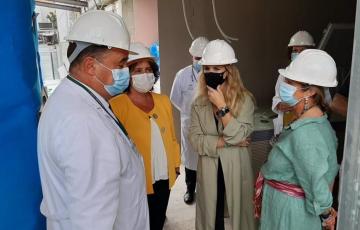 La delegada de la Junta en Cádiz, Ana Mestre, durante una visita a las obras del Hospital Puerta del Mar