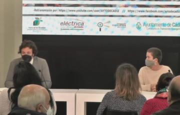 El alcalde de Cádiz, José María González, y la asesora municipal, Alba del Campo, durante el encuentro 