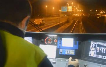 Interior de la cabina del tranvía en pruebas por el tramo Río Arillo-Cortadura
