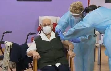 Araceli Hidalgo durante la vacunación