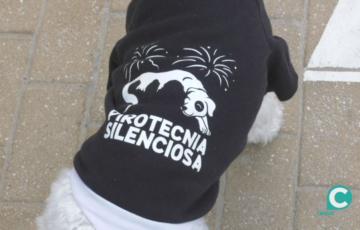 Imagen de Castle con su arnés reivindicativo