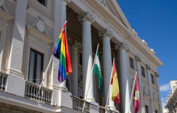 Archivada la denuncia contra el alcalde de Cádiz por izar la bandera del orgullo gay en el balcón del Ayuntamiento