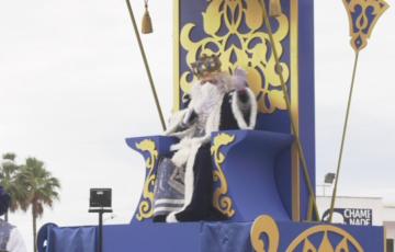 Los Reyes Magos de Cádiz saludan a los niños en distintos puntos de la ciudad