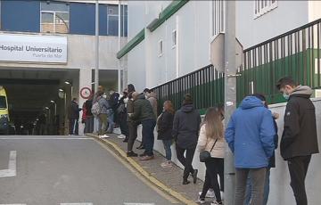 Colas para donar en el hospital Puerta del Mar