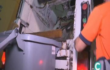 Un operario de la limpieza recogiendo la basura