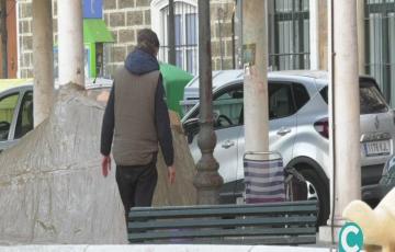 Una persona sin hogar en las inmediaciones de la Plaza de las Tortugas 