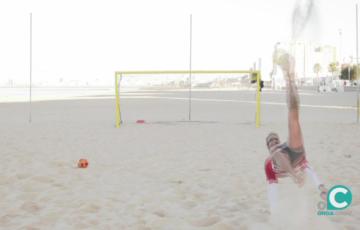 El gaditano Javi Torres ejercitándose en la playa de la Victoria