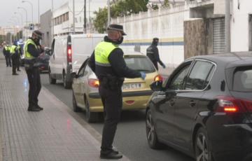 Agentes de la Policía Local durante uno de los controles 