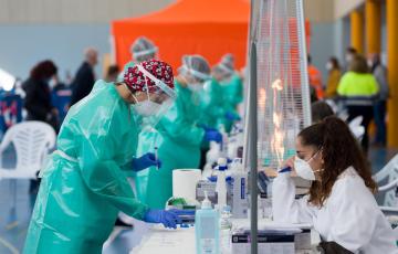 Una trabajadora sanitaria durante la realización de tests de antígenos