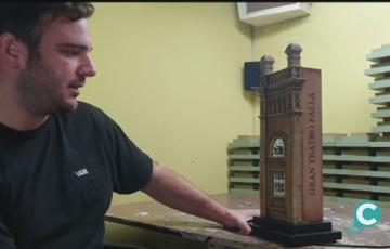 Alejandro Mariño, de Mariño Artesanos, ha elaborado lámparas inspiradas en la fachada del Falla 