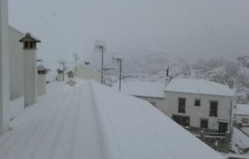 Una imagen de la sierra teñida de blanco