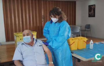 El Gobierno andaluz ha indicado que de la segunda dosis ya se han puesto 22.161 entre residencia y profesionales