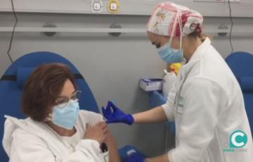 Una de las sanitarias del Puerta del Mar en el momento de la vacunación. 