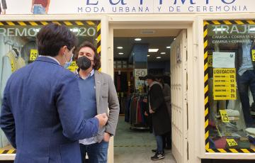 El alcalde de la ciudad durante su visita a los comerciantes y hosteleros