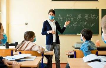 Una profesora de secundaria impartiendo clases