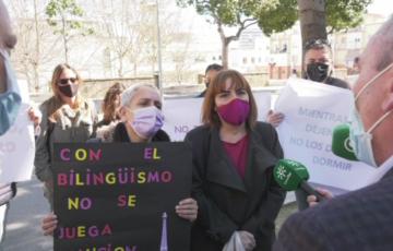 El delegado de Educación, Miguel Andreu, atiende a las familias del alumnado del CEIP Reyes Católicos