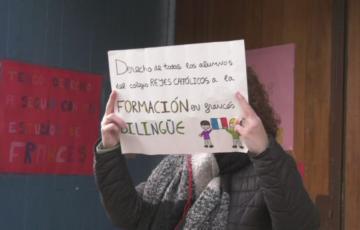 Los padres y madres del colegio Reyes Católicos protestan a las puertas del centro por las plazas de secundaria de sus hijos