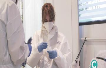 Varios enfermeros en el punto de muestreo en Cádiz