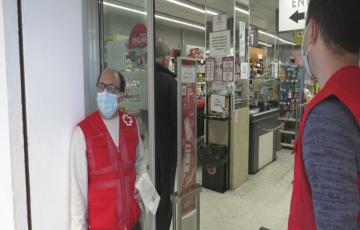 Voluntarios de Cruz Roja durante la recogida de alimentos
