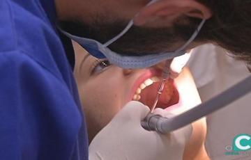 Imagen de una dentista durante una intervención en su consulta 