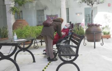 El centro permite a los familiares las visitas una vez a la semana en grupos de cuatro 