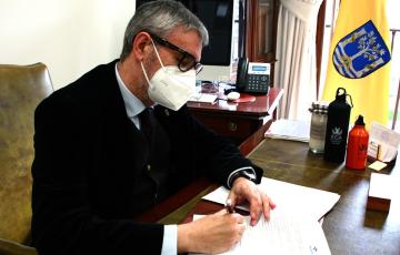 El rector firmando el convenio de colaboración