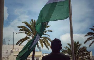 El alcalde de Cádiz, junto con la bandera andaluza