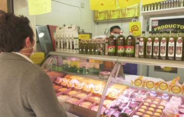 El alcalde compra a un detallista del mercado central