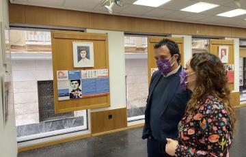 El alcalde de Cádiz y la concejala de Feminismos visitando la exposición